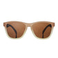 Óculos de sol Goodr Brasil Three Parts Tee com armação quadrada degradê marrom e bege e lentes polarizadas marrons.