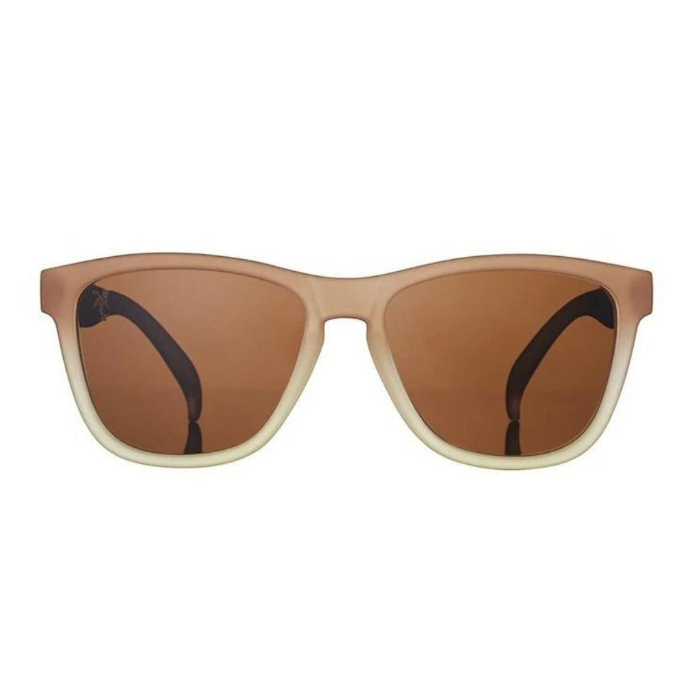 Óculos de sol Goodr Brasil Three Parts Tee com armação quadrada degradê marrom e bege e lentes polarizadas marrons.