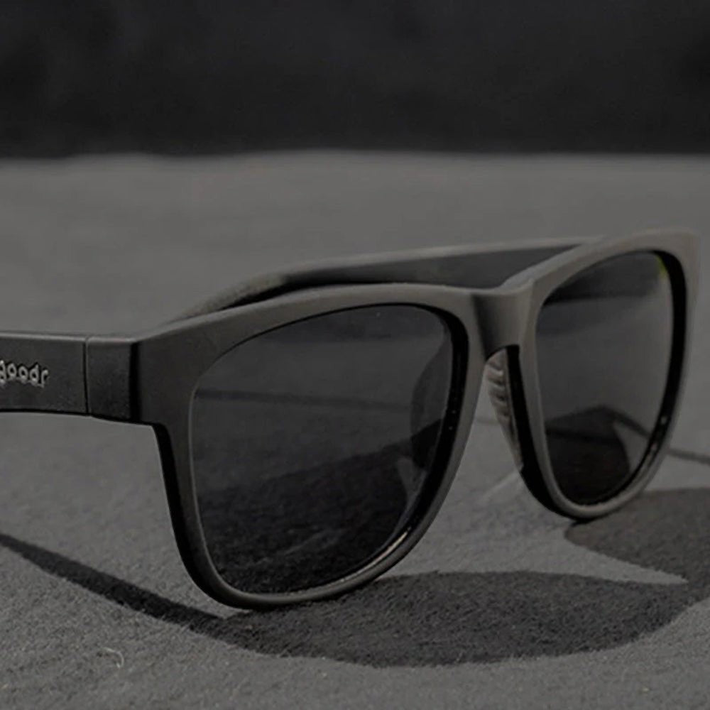 Óculos de sol Goodr Brasil Hooked On Onyx, modelo BFG grande com armação e lentes pretas polarizadas.