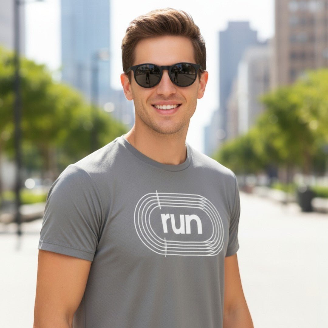 Homem sorridente usando óculos de sol Goodr Brasil modelo Circle G preto fosco com lentes polarizadas em ambiente urbano
