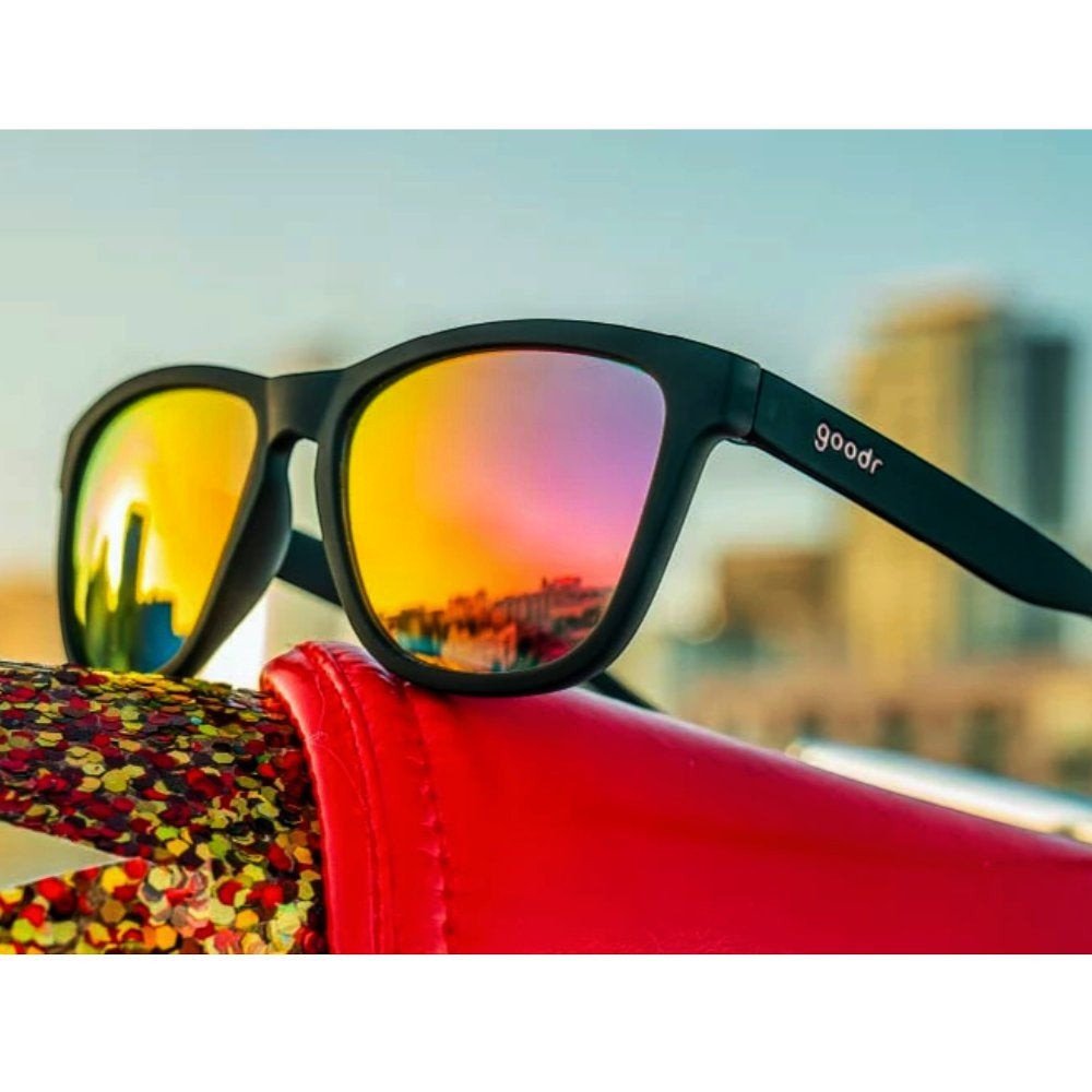 Óculos de sol Goodr Brasil Professional Respawner com armação preta fosca e lentes polarizadas rosa espelhadas.