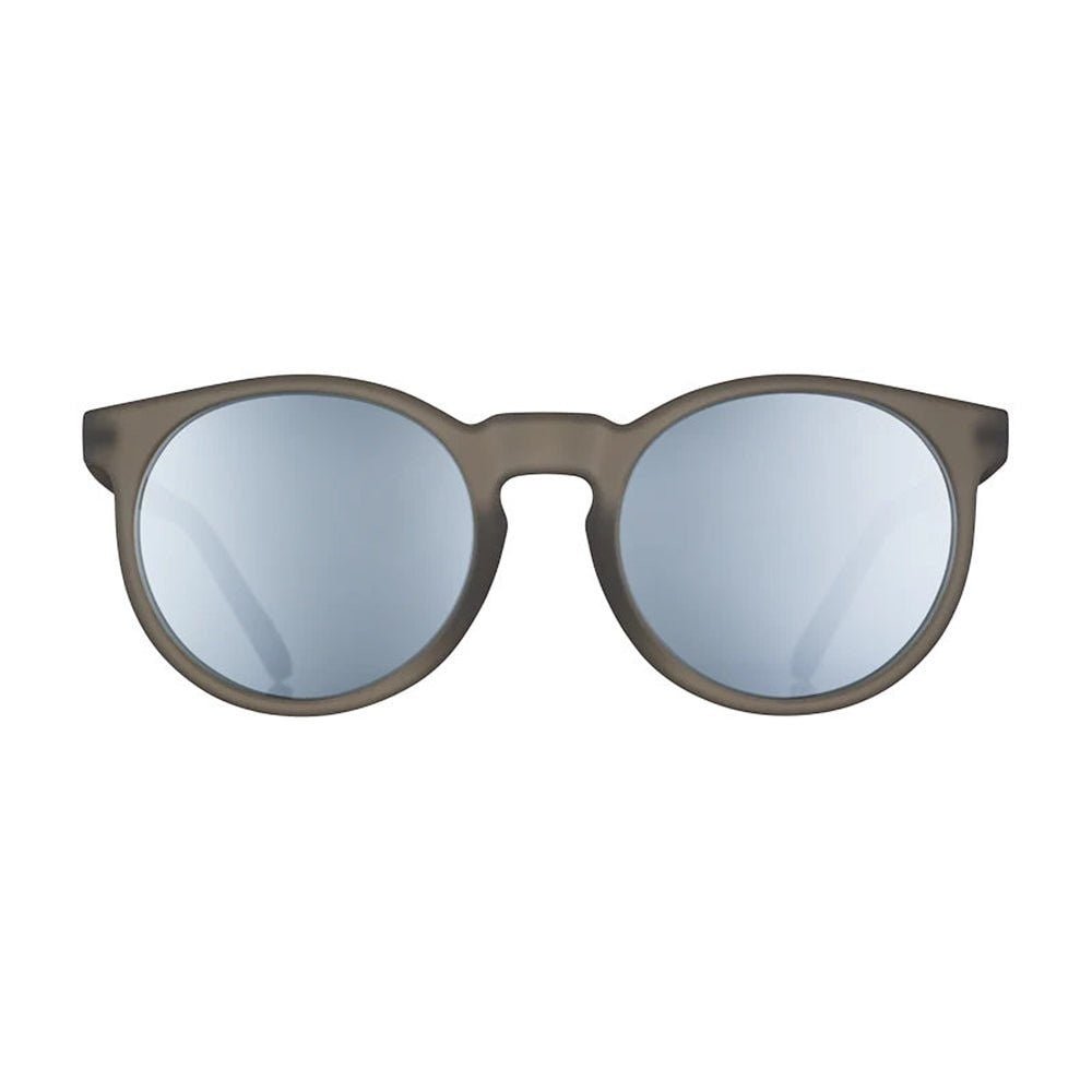 Óculos de sol Goodr Brasil redondo cinza com lentes espelhadas polarizadas, ideal para corrida e esportes ao ar livre.