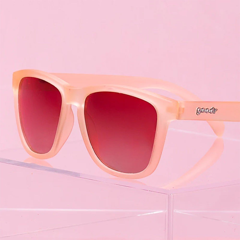 Óculos de sol Goodr Brasil modelo Don't Make Me Blush com armação e lentes quadradas na cor rosa, estilo esportivo.