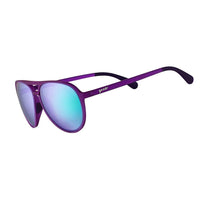 Óculos de sol Goodr Brasil modelo Mach G com armação roxa vibrante e lentes espelhadas verdes, estilo aviador esportivo.