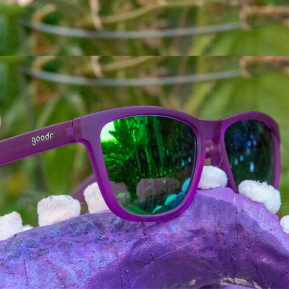 Óculos de sol Goodr Brasil com armação roxa fosca e lentes verdes espelhadas polarizadas, design quadrado esportivo.