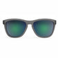 Óculos de sol Goodr Brasil Silverback Squat Mobility com armação cinza fosca e lentes verdes espelhadas polarizadas.