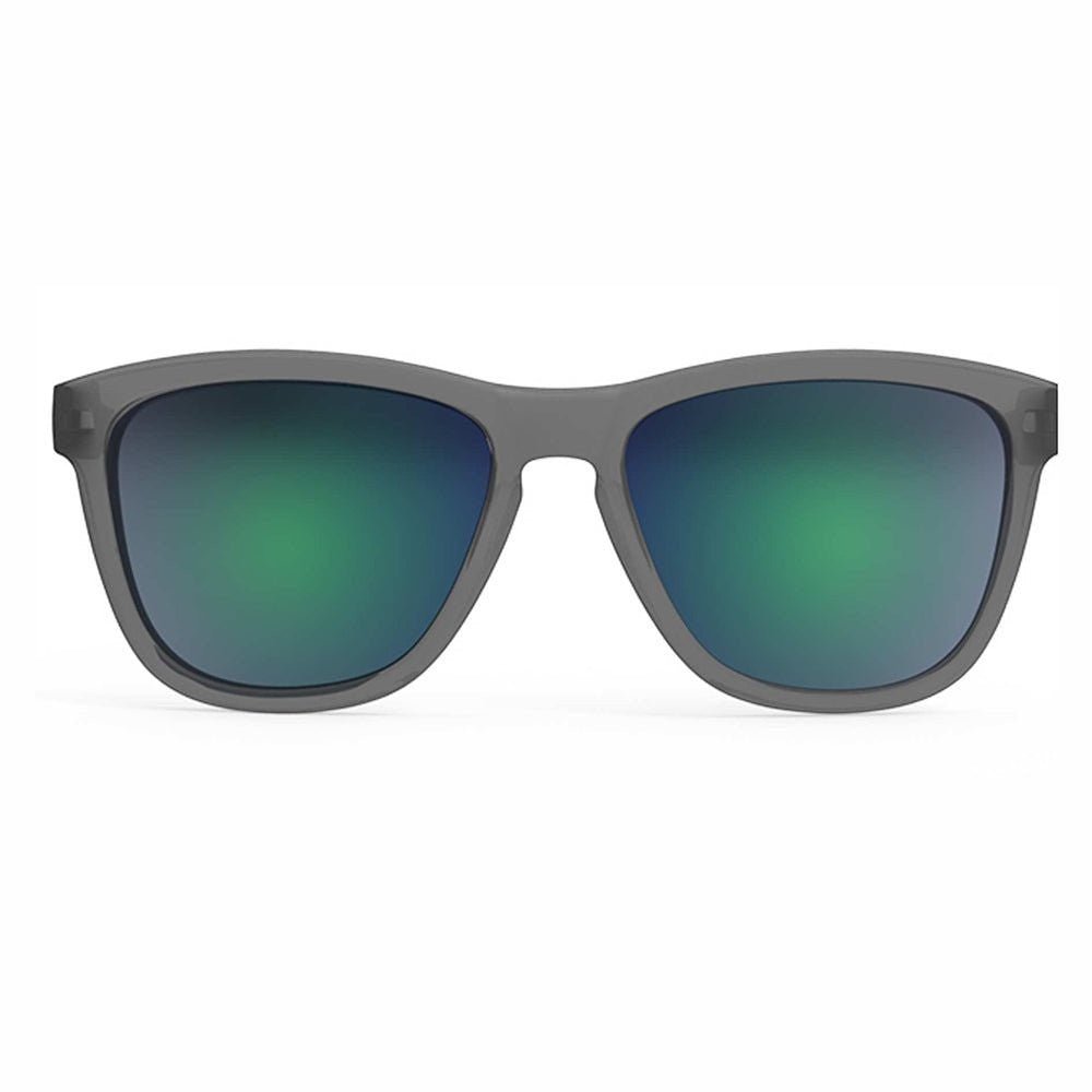 Óculos de sol Goodr Brasil Silverback Squat Mobility com armação cinza fosca e lentes verdes espelhadas polarizadas.