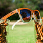 Óculos de sol Goodr Brasil Three Parts Tee com armação degradê marrom e bege e lentes polarizadas marrons.