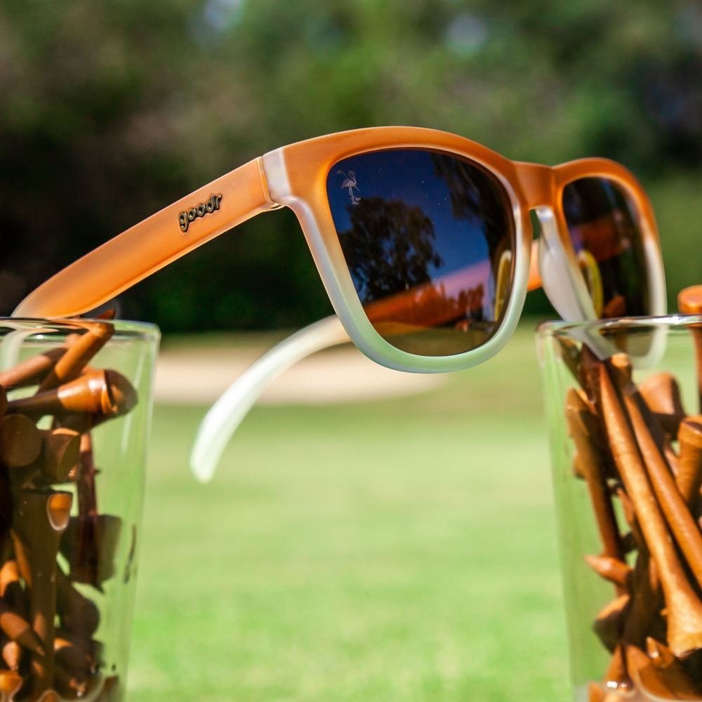 Óculos de sol Goodr Brasil Three Parts Tee com armação degradê marrom e bege e lentes polarizadas marrons.