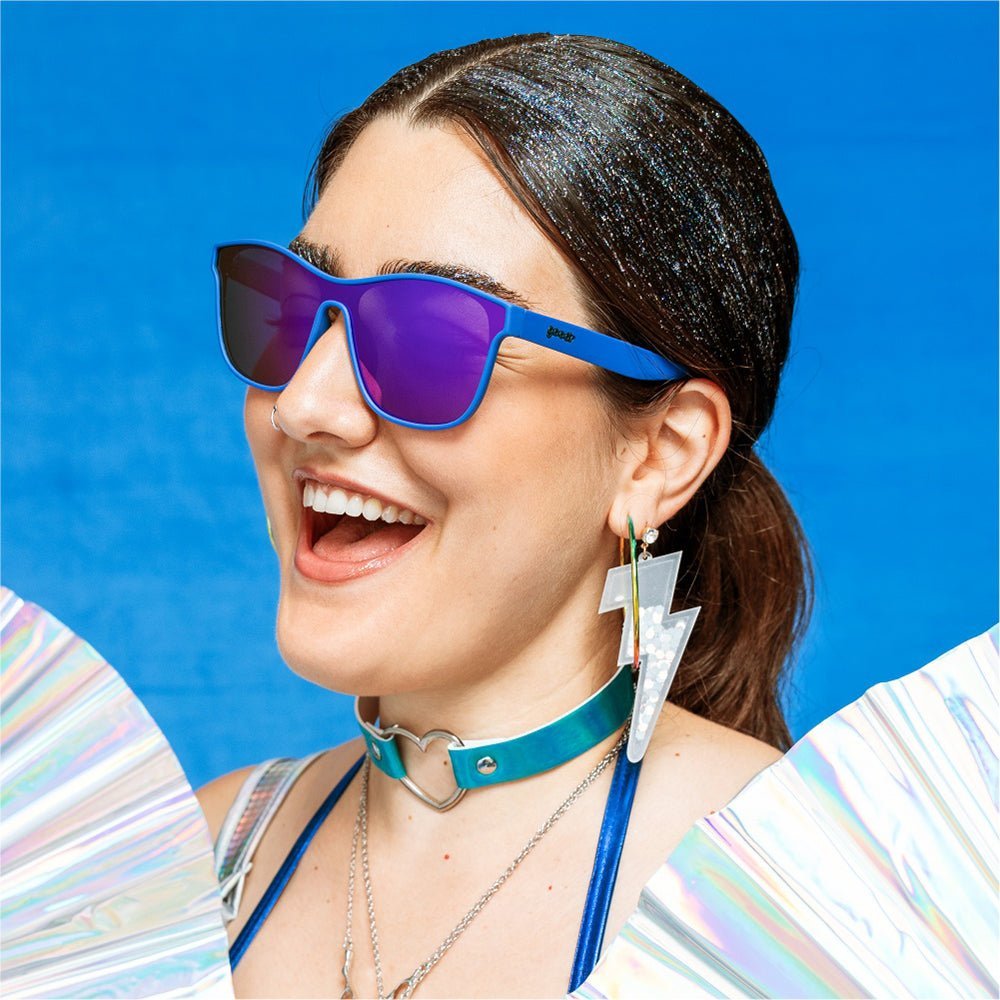 Mulher utilizando os óculos azul de lente única Best Dystopia Ever
