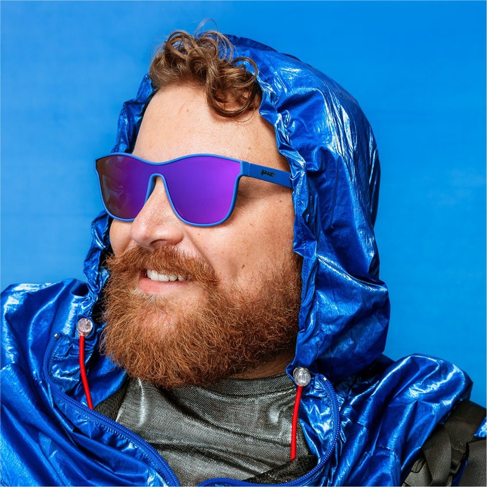 Homem utilizando os óculos azul de lente única Best Dystopia Ever
