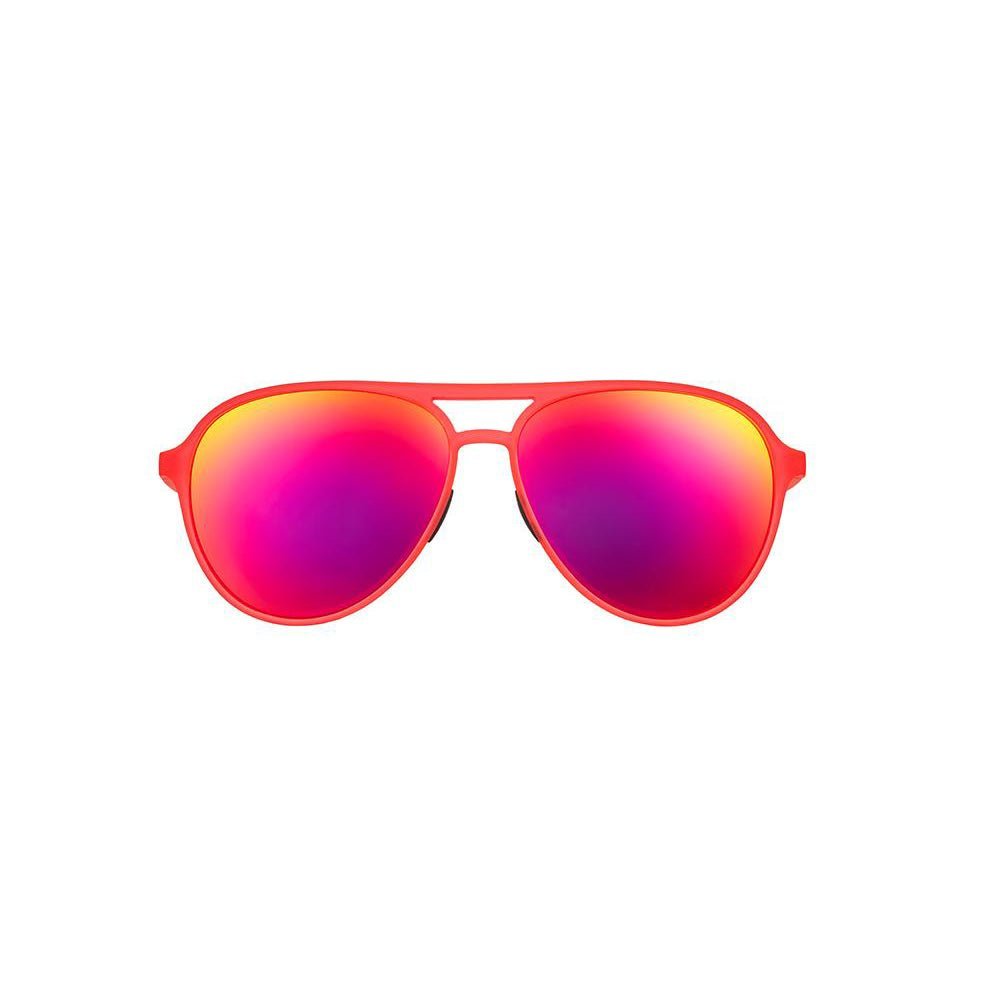 Óculos de sol unissex vermelho de armação aviador e lente rosa em foco frontal.