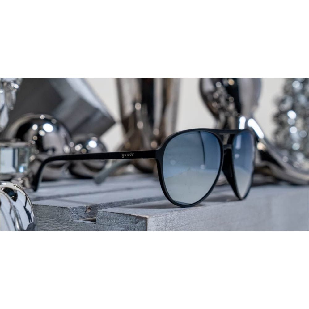 Óculos de sol unissex preto com armação aviador Add the Chrome Package em foco lateral.