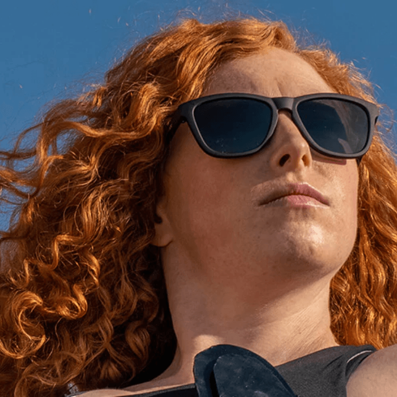 Mulher utilizando o Óculos preto de lente quadrada A Ginger's.