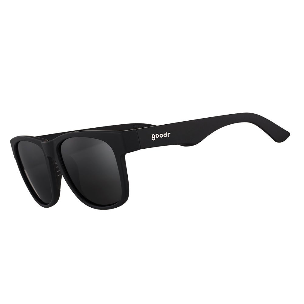 Óculos de sol preto unissex com armação quadrada para rosto grande e lente preta não refletiva, polarizada com proteção UV400. O acessório é leve, confortável e não escorrega ou pula no rosto ao realizar esportes.