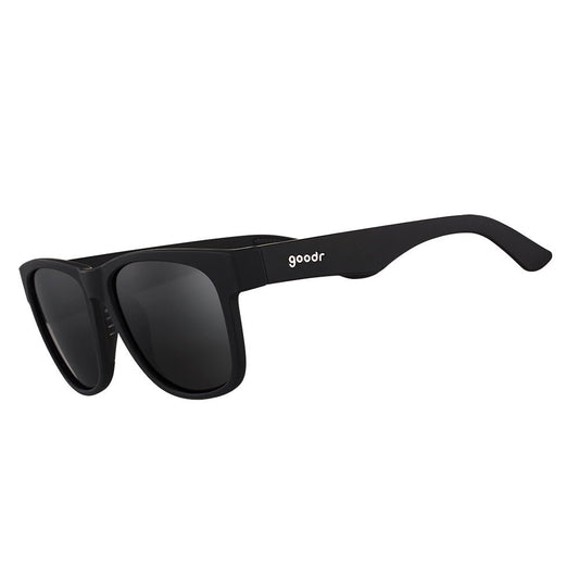 Óculos de sol preto unissex com armação quadrada para rosto grande e lente preta não refletiva, polarizada com proteção UV400. O acessório é leve, confortável e não escorrega ou pula no rosto ao realizar esportes.