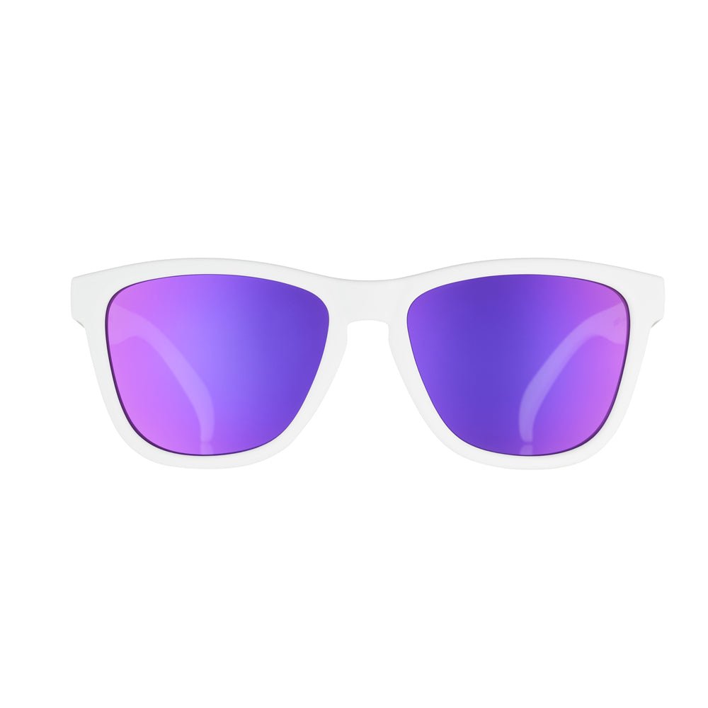 Óculos de sol branco unissex com armação quadrada e lente roxa espelhada, polarizada com proteção UV400. O acessório é leve, confortável e não escorrega ou pula no rosto ao realizar esportes.