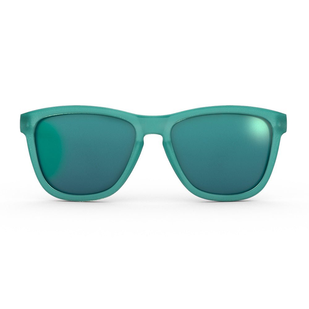 Óculos de sol verde unissex com armação quadrada e lente verde espelhada, polarizada com proteção UV400. O acessório é leve, confortável e não escorrega ou pula no rosto ao realizar esportes.
