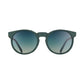 Óculos de sol verde oliva unissex com armação redonda e lente verde oliva degradê não refletiva, polarizada com proteção UV400. O acessório é leve, confortável e não escorrega ou pula no rosto ao realizar esportes.