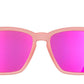 Óculos de sol rosa unissex com armação quadrada para rosto pequeno e lente rosa espelhada, polarizada com proteção UV400. O acessório é leve, confortável e não escorrega ou pula no rosto ao realizar esportes.