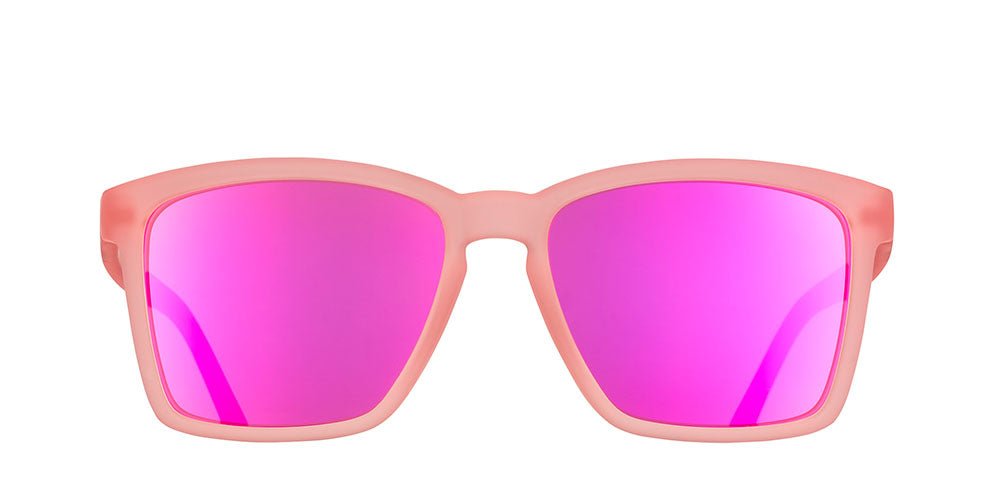 Óculos de sol rosa unissex com armação quadrada para rosto pequeno e lente rosa espelhada, polarizada com proteção UV400. O acessório é leve, confortável e não escorrega ou pula no rosto ao realizar esportes.