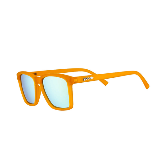 Óculos de sol laranja unissex com armação quadrada para rosto pequeno e lente azul espelhada, polarizada com proteção UV400. O acessório é leve, confortável e não escorrega ou pula no rosto ao realizar esportes.
