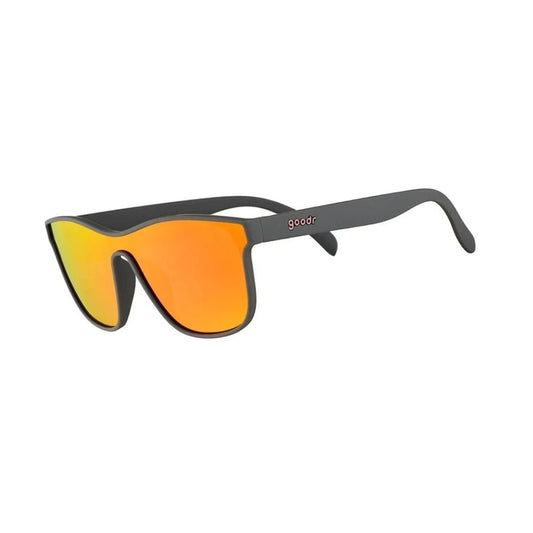 Óculos de sol cinza unissex com armação quadrada e lente única rosa espelhada, polarizada com proteção UV400. O acessório é leve, confortável e não escorrega ou pula no rosto ao realizar esportes.