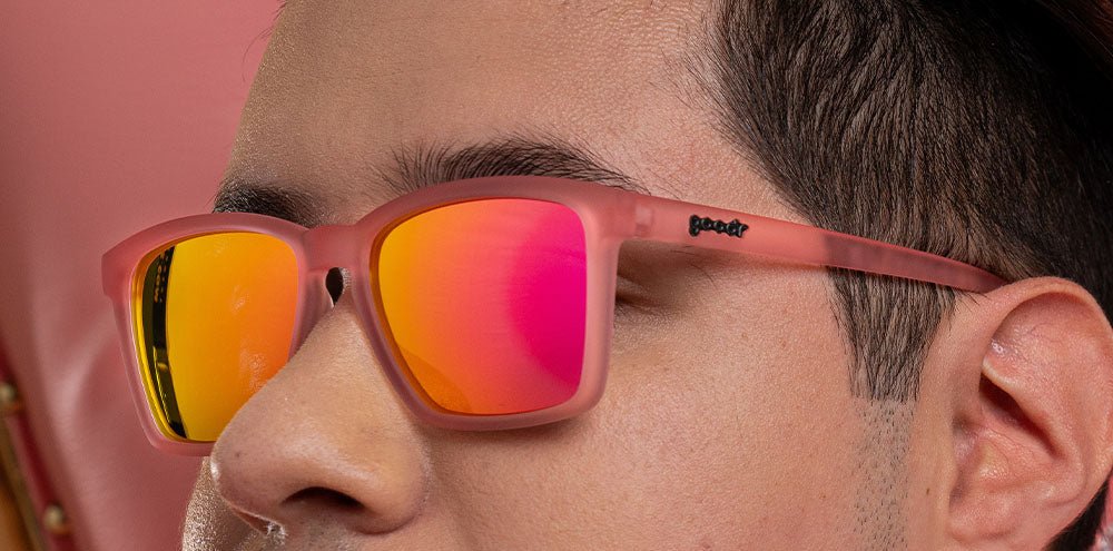 Óculos de sol rosa unissex com armação quadrada para rosto pequeno e lente rosa espelhada, polarizada com proteção UV400. O acessório é leve, confortável e não escorrega ou pula no rosto ao realizar esportes.