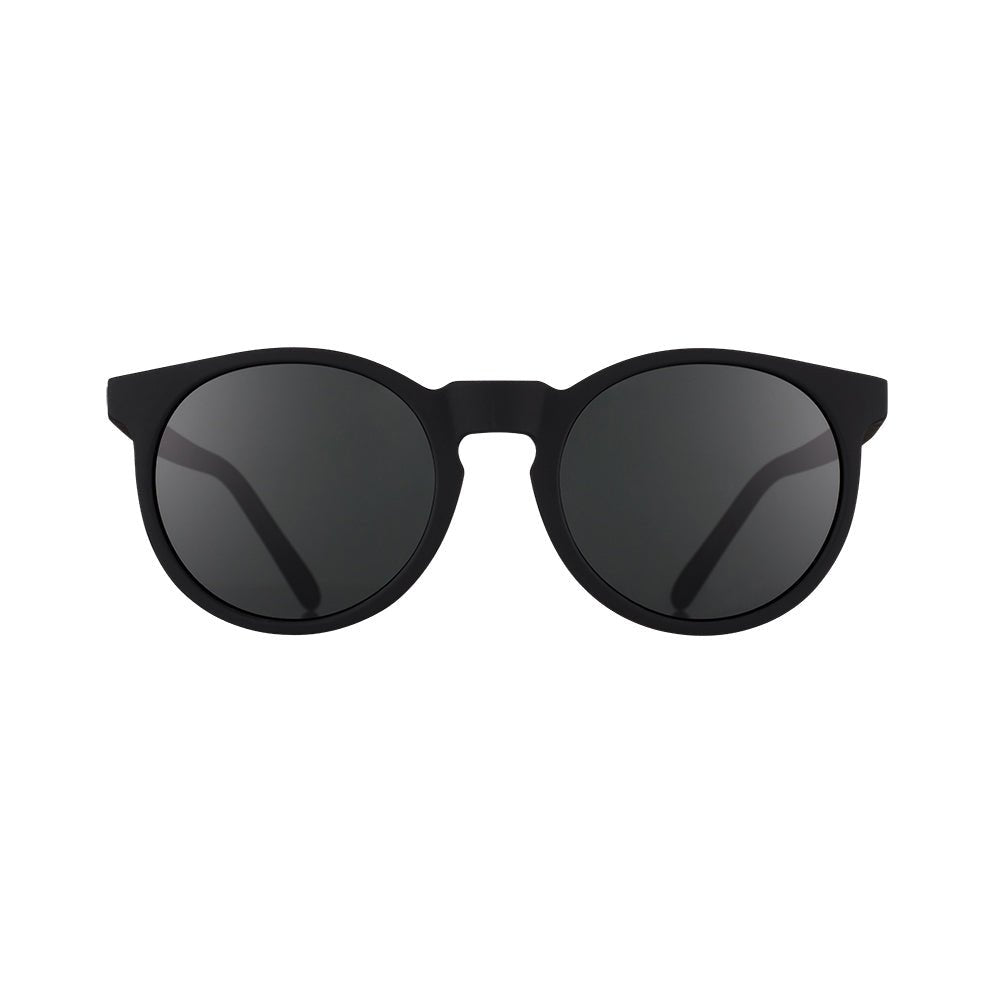 Óculos de sol preto unissex com armação redonda e lente preta não refletiva, polarizada com proteção UV400. O acessório é leve, confortável e não escorrega ou pula no rosto ao realizar esportes.