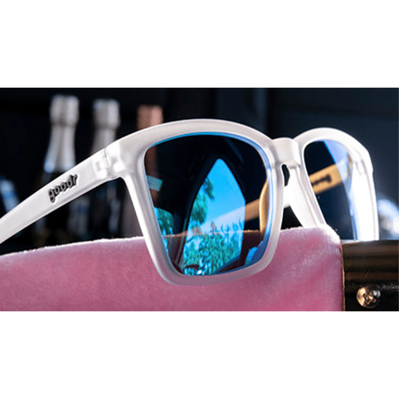 Óculos de sol transparente unissex com armação quadrada para rosto pequeno e lente azul espelhada, polarizada com proteção UV400. O acessório é leve, confortável e não escorrega ou pula no rosto ao realizar esportes.