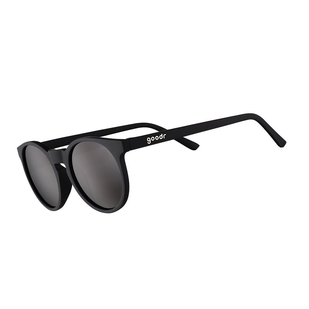 Óculos de sol preto unissex com armação redonda e lente preta não refletiva, polarizada com proteção UV400. O acessório é leve, confortável e não escorrega ou pula no rosto ao realizar esportes.