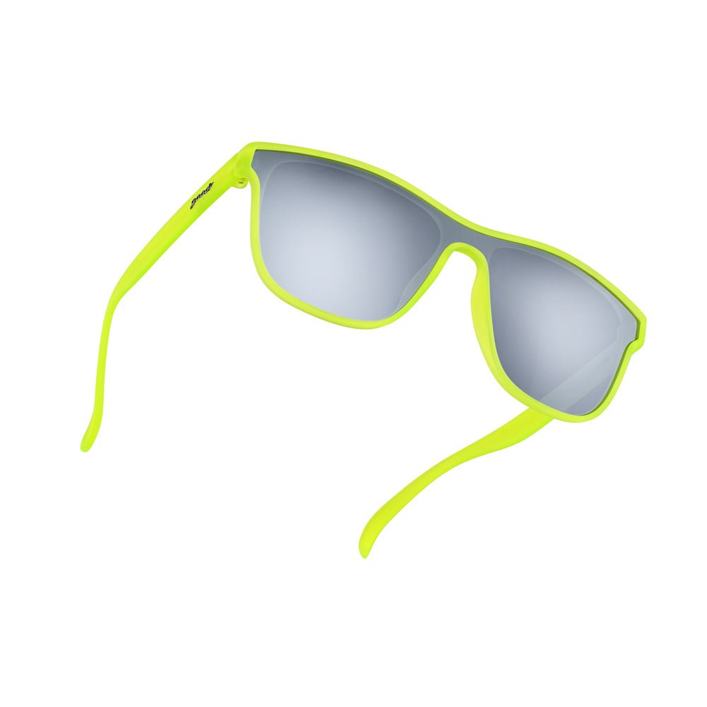 Óculos de sol verde unissex com armação quadrada e lente única cinza espelhada, polarizada com proteção UV400. O acessório é leve, confortável e não escorrega ou pula no rosto ao realizar esportes.