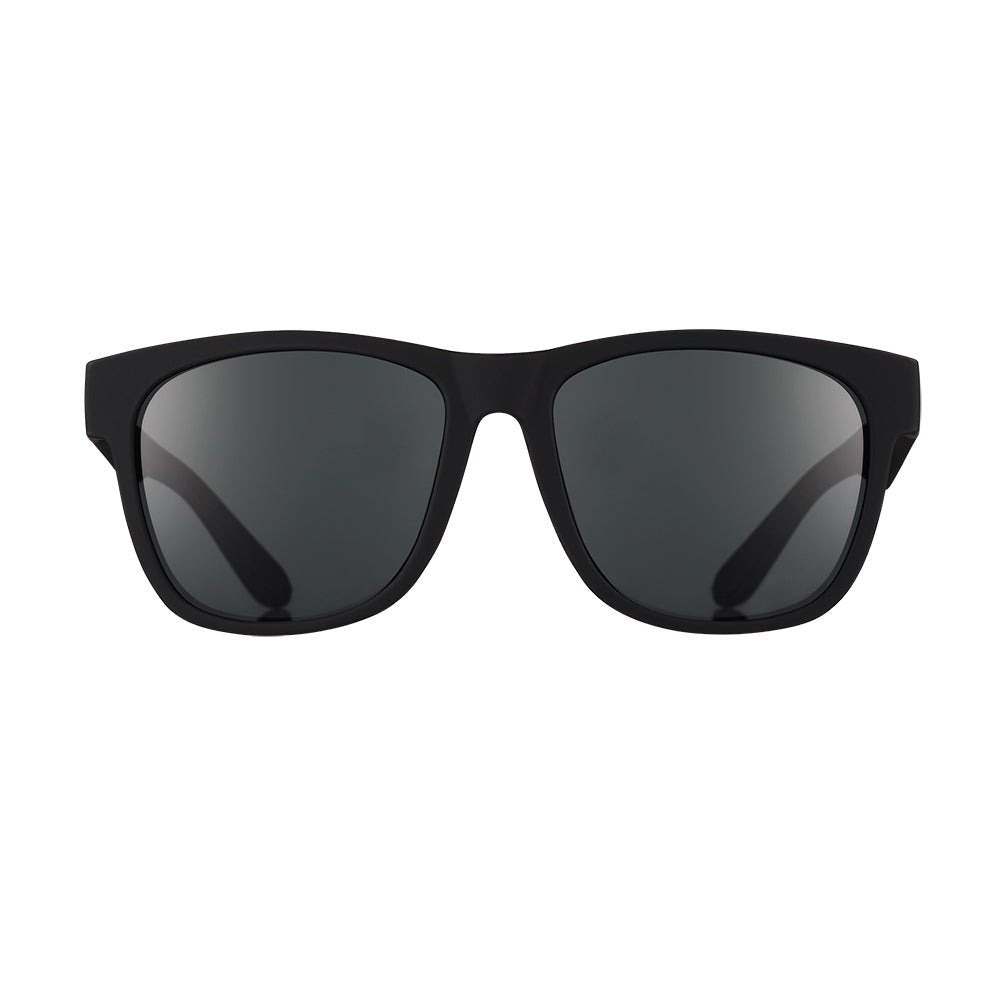 Óculos de sol preto unissex com armação quadrada para rosto grande e lente preta não refletiva, polarizada com proteção UV400. O acessório é leve, confortável e não escorrega ou pula no rosto ao realizar esportes.