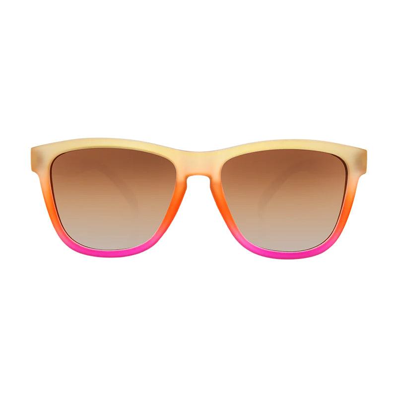 Óculos de sol marrom-laranja degradê unissex com armação quadrada e lente marrom não refletiva, polarizada com proteção UV400. O acessório é leve, confortável e não escorrega ou pula no rosto ao realizar esportes.