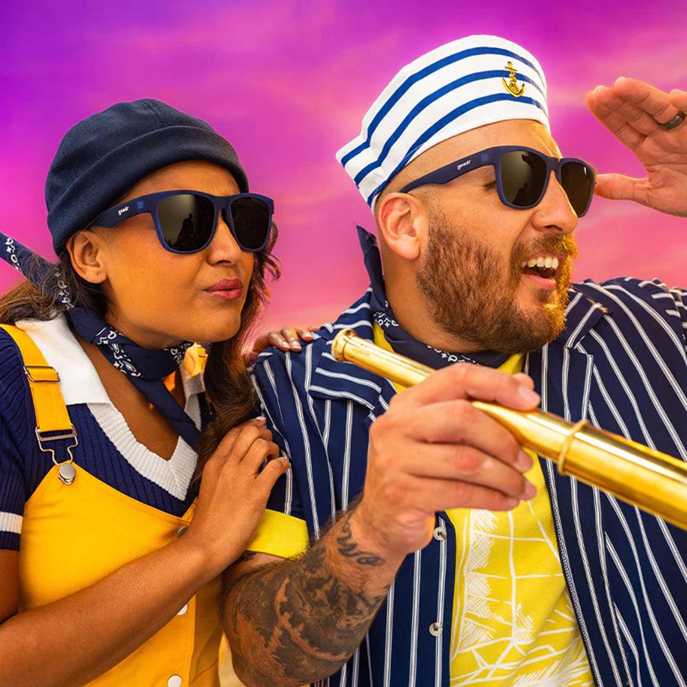 Óculos de sol azul marinho unissex com armação quadrada para rosto grande e lente marrom degradê não refletiva, polarizada com proteção UV400. O acessório é leve, confortável e não escorrega ou pula no rosto ao realizar esportes.