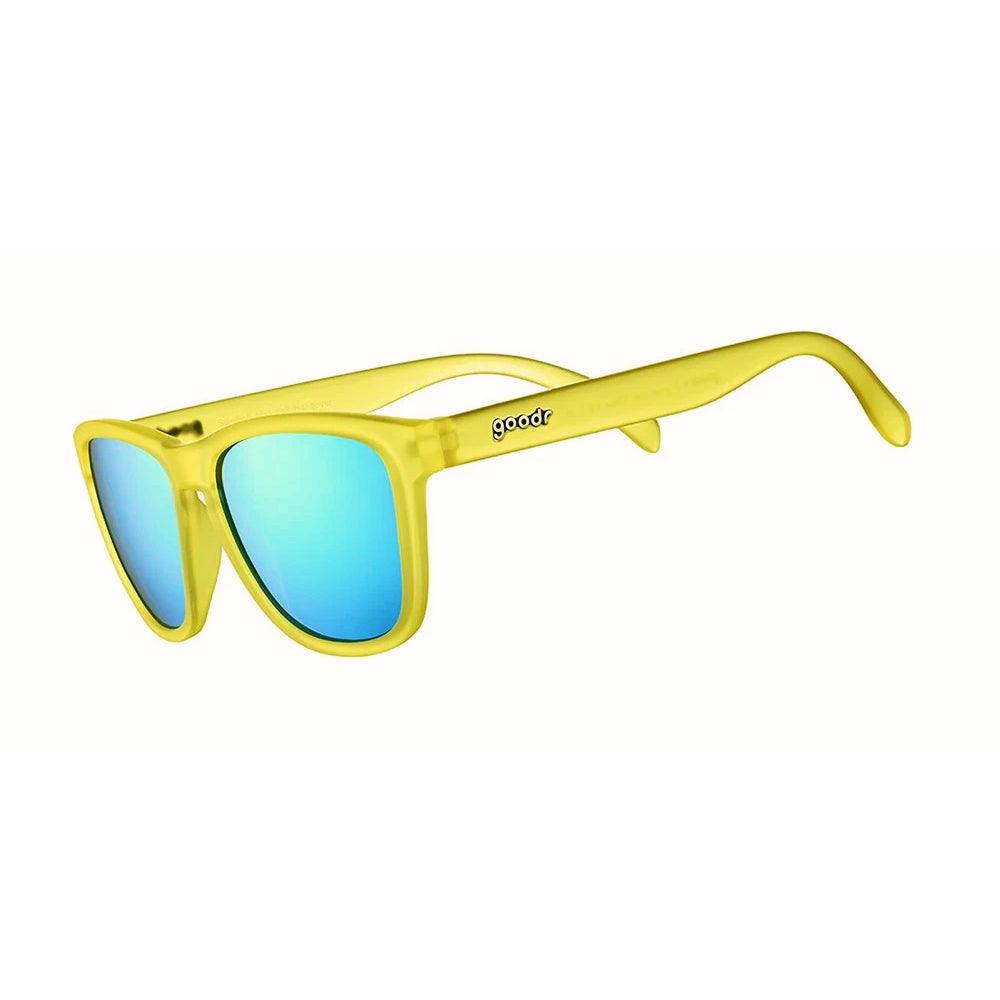 Óculos de sol amarelo unissex com armação quadrada e lente azul espelhada, polarizada com proteção UV400. O acessório é leve, confortável e não escorrega ou pula no rosto ao realizar esportes.