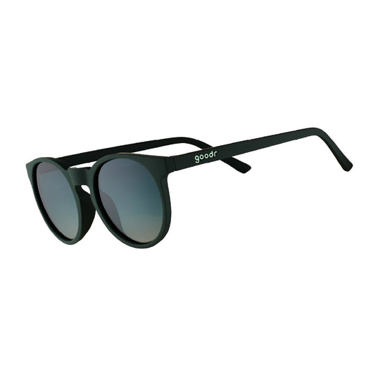 Óculos de sol verde oliva unissex com armação redonda e lente verde oliva degradê não refletiva, polarizada com proteção UV400. O acessório é leve, confortável e não escorrega ou pula no rosto ao realizar esportes.