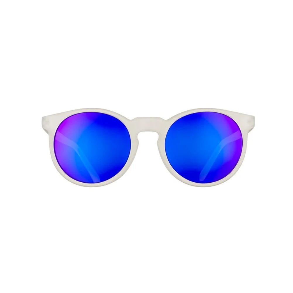 Óculos de sol transparente unissex com armação redonda e lente roxa espelhada, polarizada com proteção UV400. O acessório é leve, confortável e não escorrega ou pula no rosto ao realizar esportes.
