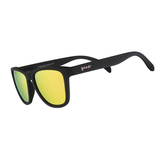 Óculos de sol preto unissex com armação quadrada e lente rosa espelhada, polarizada com proteção UV400. O acessório é leve, confortável e não escorrega ou pula no rosto ao realizar esportes.