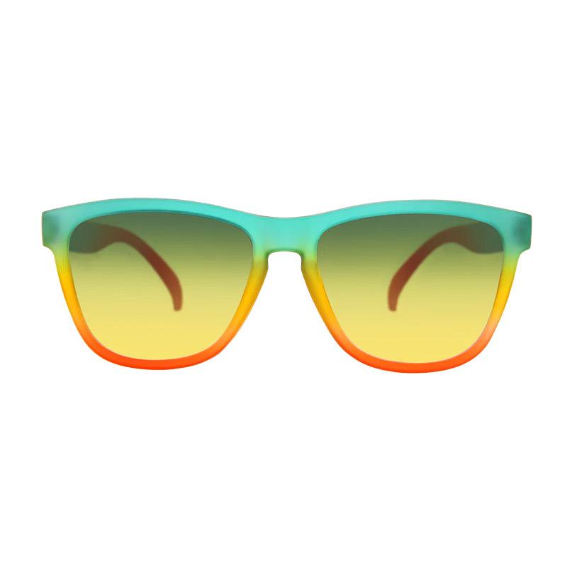 Óculos de sol verde-aramelo degradê unissex com armação quadrada e lente amarela não refletiva, polarizada com proteção UV400. O acessório é leve, confortável e não escorrega ou pula no rosto ao realizar esportes.