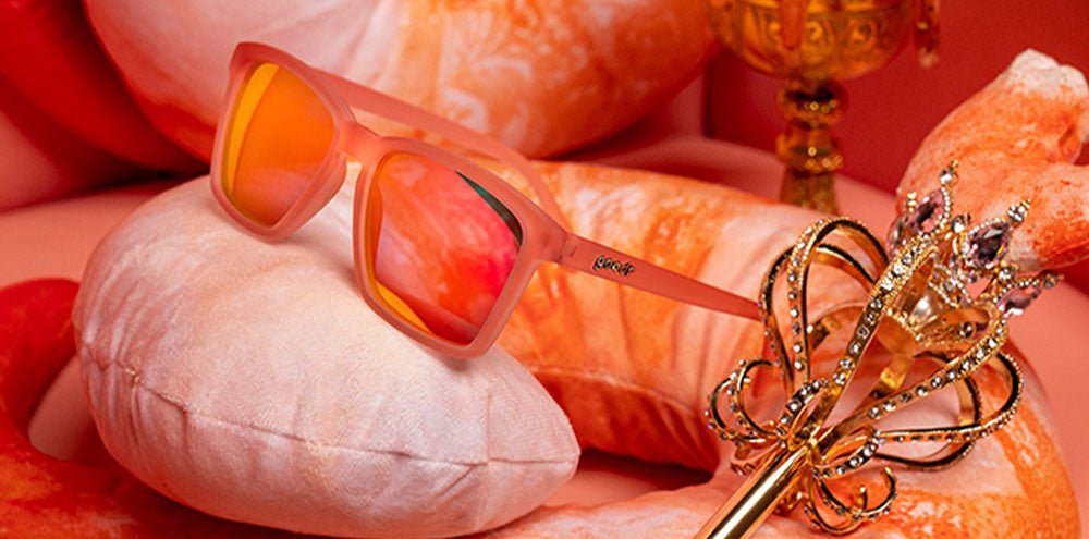 Óculos de sol rosa unissex com armação quadrada para rosto pequeno e lente rosa espelhada, polarizada com proteção UV400. O acessório é leve, confortável e não escorrega ou pula no rosto ao realizar esportes.