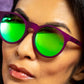 Óculos de sol roxo unissex com armação redonda e lente verde espelhada, polarizada com proteção UV400. O acessório é leve, confortável e não escorrega ou pula no rosto ao realizar esportes.