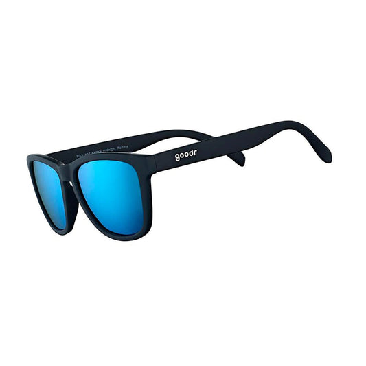 Óculos de sol preto unissex com armação quadrada e lente azul espelhada, polarizada com proteção UV400. O acessório é leve, confortável e não escorrega ou pula no rosto ao realizar esportes.