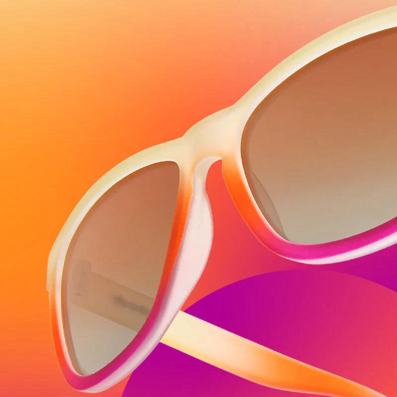 Óculos de sol marrom-laranja degradê unissex com armação quadrada e lente marrom não refletiva, polarizada com proteção UV400. O acessório é leve, confortável e não escorrega ou pula no rosto ao realizar esportes.