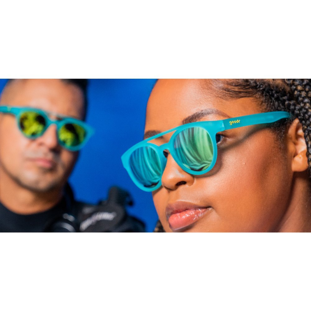 Óculos de sol azul unissex com armação redonda e lente azul espelhada, polarizada com proteção UV400. O acessório é leve, confortável e não escorrega ou pula no rosto ao realizar esportes.