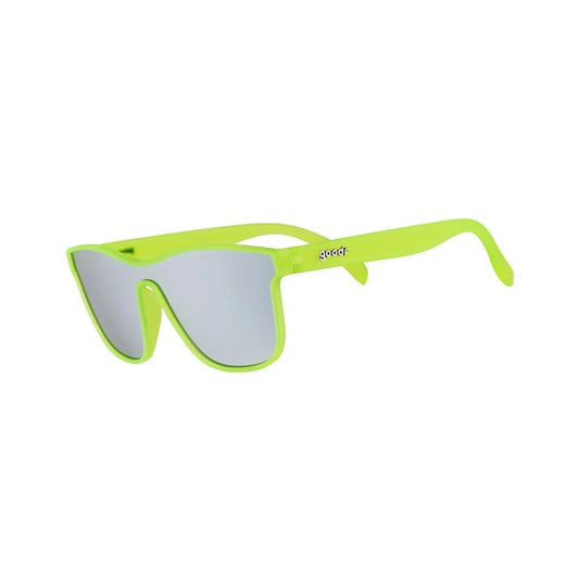 Óculos de sol verde unissex com armação quadrada e lente única cinza espelhada, polarizada com proteção UV400. O acessório é leve, confortável e não escorrega ou pula no rosto ao realizar esportes.