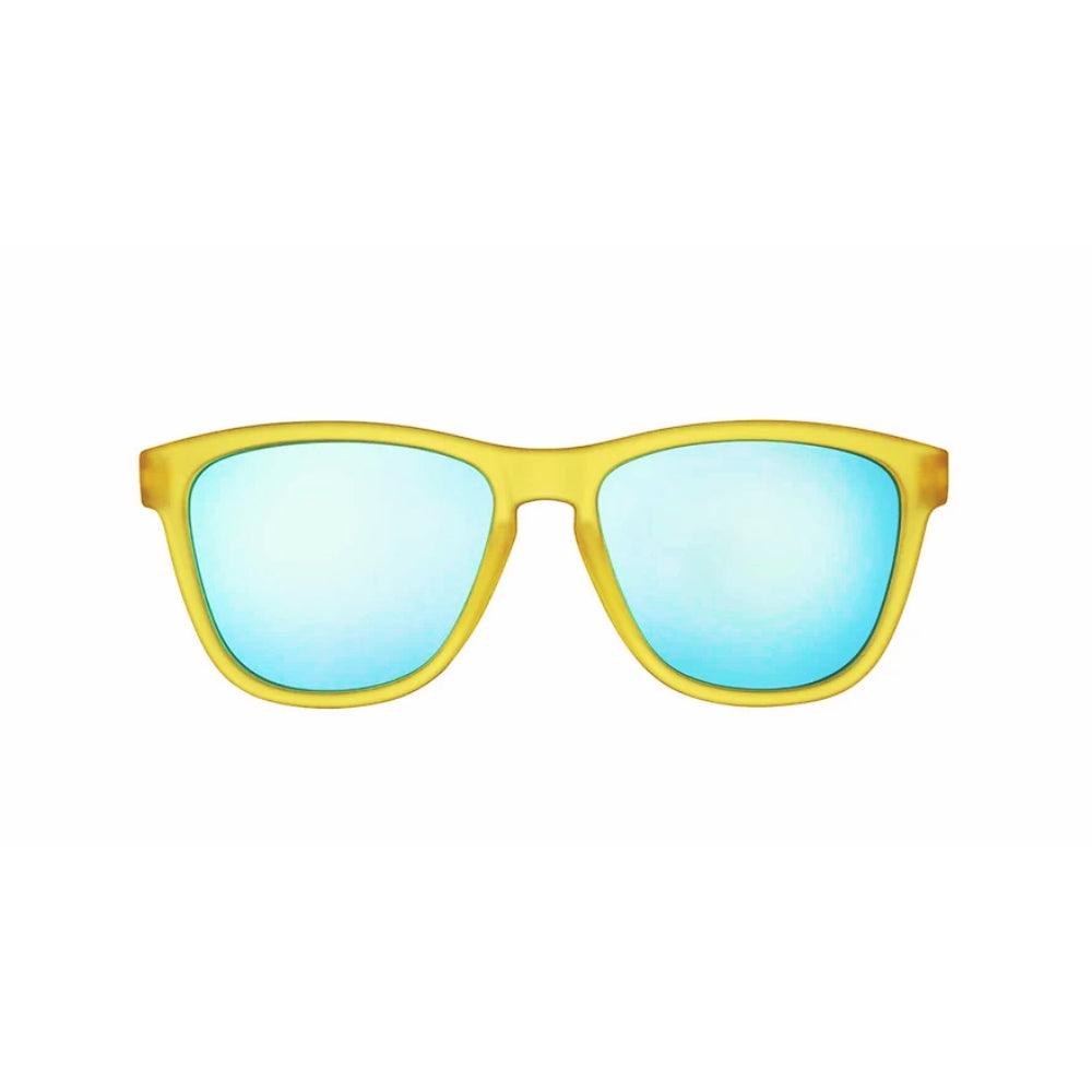 Óculos de sol amarelo unissex com armação quadrada e lente azul espelhada, polarizada com proteção UV400. O acessório é leve, confortável e não escorrega ou pula no rosto ao realizar esportes.