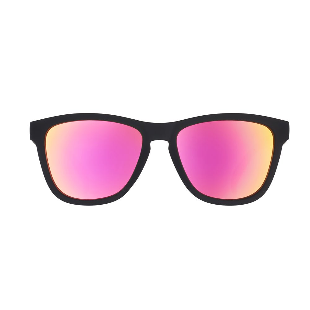 Óculos de sol preto unissex com armação quadrada e lente rosa espelhada, polarizada com proteção UV400. O acessório é leve, confortável e não escorrega ou pula no rosto ao realizar esportes.