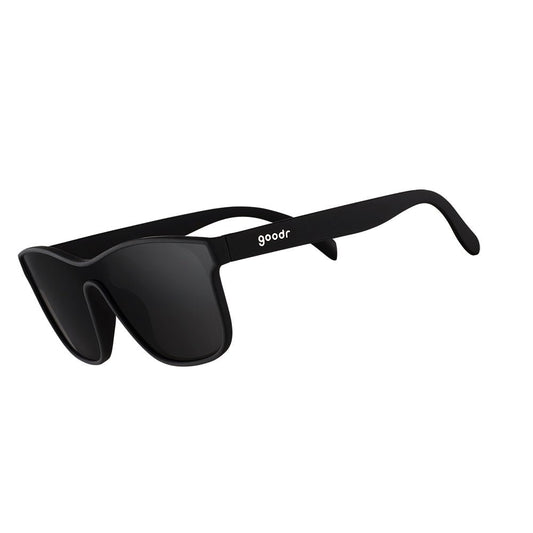 Óculos de sol preto unissex com armação quadrada e lente única preta não refletiva, polarizada com proteção UV400. O acessório é leve, confortável e não escorrega ou pula no rosto ao realizar esportes.
