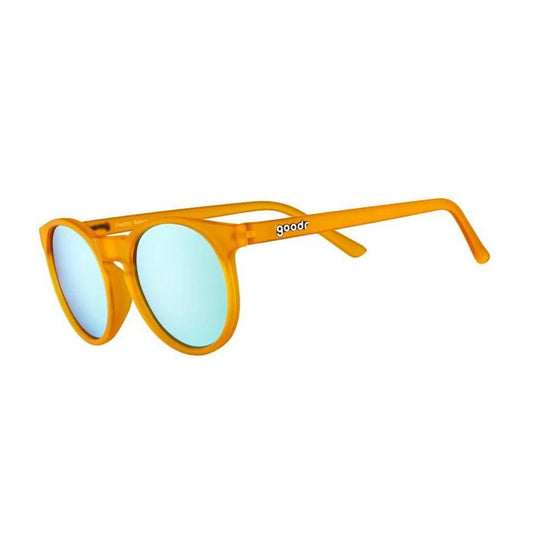 Óculos de sol laranja unissex com armação redonda e lente azul espelhada, polarizada com proteção UV400. O acessório é leve, confortável e não escorrega ou pula no rosto ao realizar esportes.